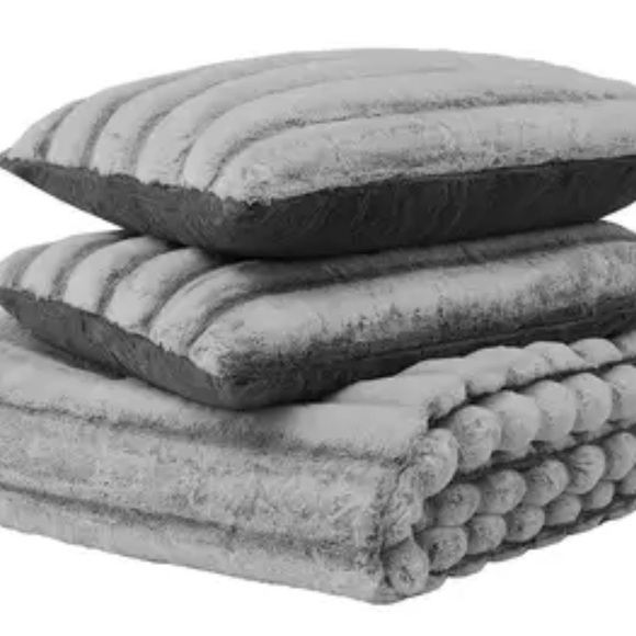 Frye Faux Fur 3 piece Queen/King
Comforter Set - Picture 5 of 6